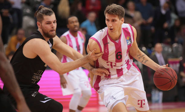 图通过持球 图通过持球